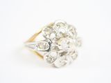 gros plan d'une bague en diamant sur une surface blanche