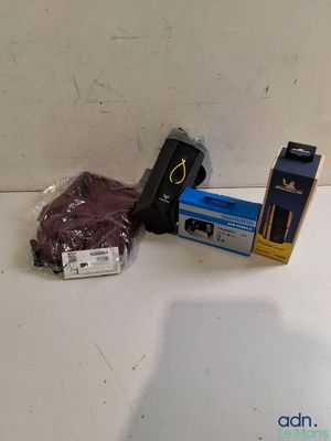 un appareil photo et quelques autres objets posés sur une table