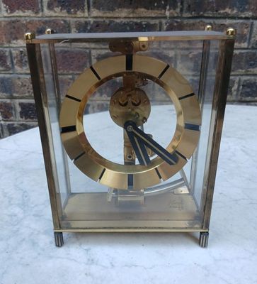 une image représentant une horloge posée sur une table