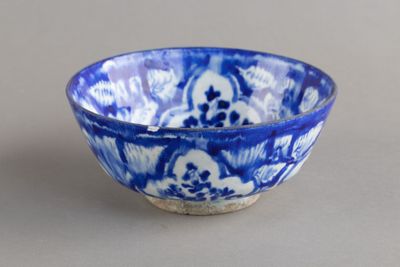 un bol bleu et blanc posé sur une table