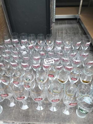 de nombreux verres à vin vides posés sur une table