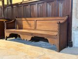 un banc en bois posé devant un mur