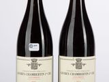 deux bouteilles de vin rouge posées l'une à côté de l'autre sur une table