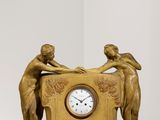 une horloge posée sur une table
