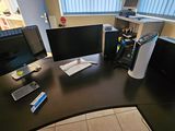 un bureau sur lequel sont posés deux écrans d'ordinateur et un clavier