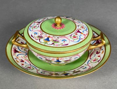 une assiette verte et dorée avec un bol et une soucoupe verts