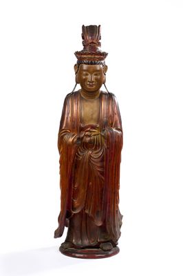 statue en bois représentant une personne portant un chapeau sur la tête