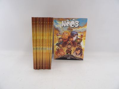 une boîte de livres et une boîte de crayons posées sur une table