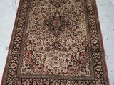 un grand tapis oriental sur le sol d'une pièce