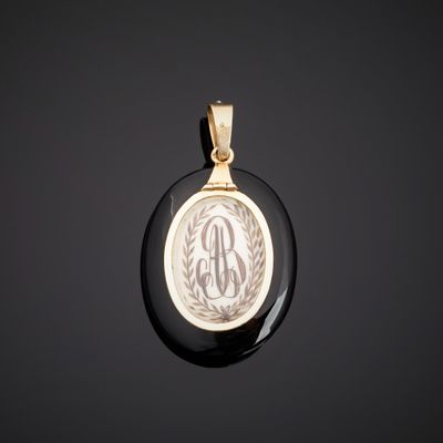 Pendentif porte-souvenir en or jaune 750°°° (tête d'aigle) f…