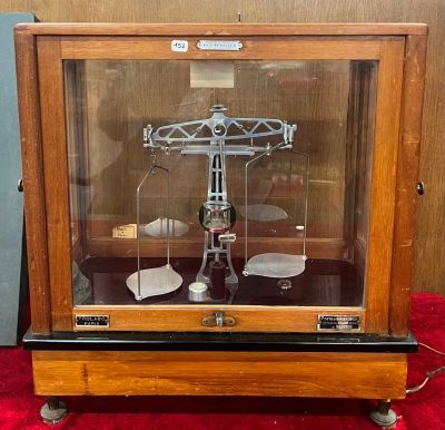 une vitrine en verre avec une horloge à l'intérieur