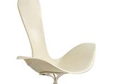 une image représentant une chaise blanche sur fond blanc, avec un fond blanc