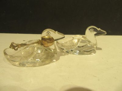 deux canards en verre posés sur une table