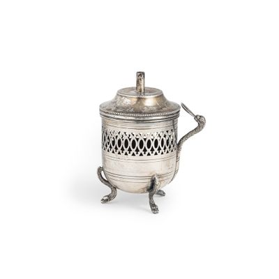 une théière ancienne en argent, munie d'une anse et d'un couvercle