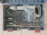 une boîte à outils contenant une perceuse et d'autres outils