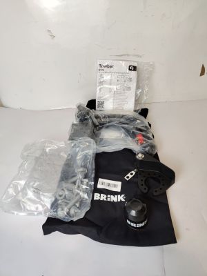 une chemise noire et une paire de gants posés sur une table blanche