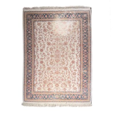 un tapis persan antique avec un motif floral sur fond blanc