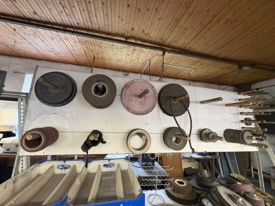 une pièce où sont accrochés au mur de nombreux outils de toutes sortes