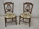 paire de chaises anciennes en bois avec des housses d'assise rembourrées à motifs floraux