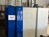 deux casiers bleus posés dans un entrepôt, avec des bagages par terre