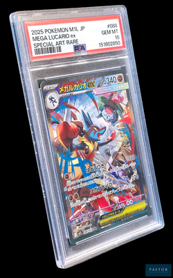 un gros plan d'une carte Pokémon dans un étui en plastique transparent