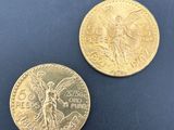deux pièces d'or posées sur une surface noire, sur fond bleu