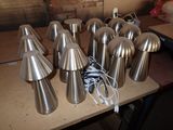 beaucoup de cônes posés sur une table