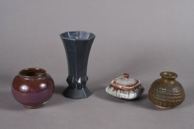 trois vases posés l'un à côté de l'autre sur une table