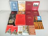 plusieurs livres sont empilés sur une table