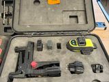 une mallette contenant des outils, posée sur une table