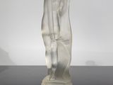 l'image d'une statue représentant une femme tenant un bébé dans ses bras