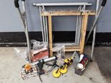 une photo montrant un tas d'objets divers sur le trottoir