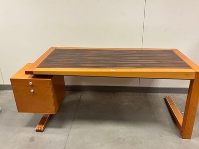 un bureau en bois avec deux tiroirs et un tiroir en dessous