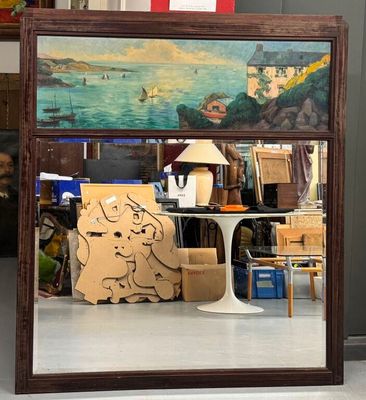 un miroir dans lequel on voit l'image d'un bateau