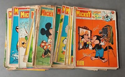 beaucoup de bandes dessinées qui sont sur la table