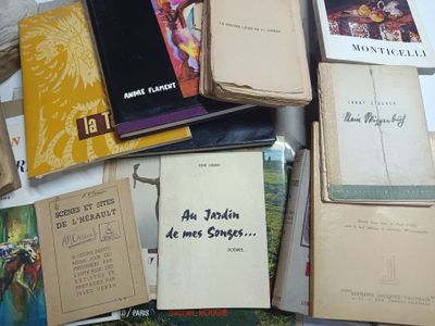 un grand nombre de livres posés sur une table