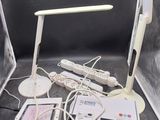 une lampe de bureau posée sur une table