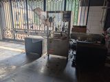 une photo d'une cuisine avec beaucoup d'espace de plan de travail