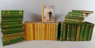 plusieurs livres empilés sur une table