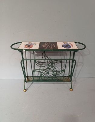 une petite table sur laquelle est posé un livre
