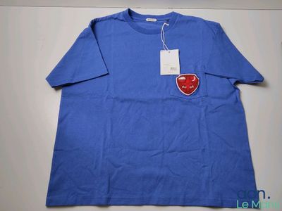 un t-shirt bleu orné d'un cœur rouge