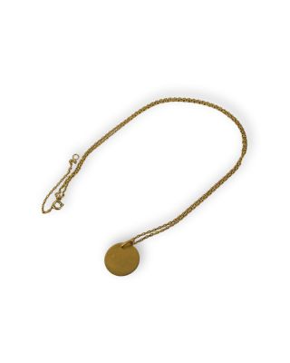 un gros plan d'un collier composé d'une pièce de monnaie suspendue à une chaîne