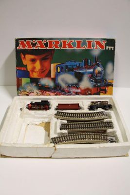 une boîte contenant un train sur une table