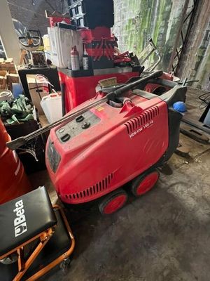 une voiture rouge qui est garée dans le garage