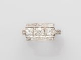 une bague Art déco sertie de trois diamants