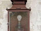 une lampe accrochée au mur