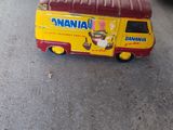 un petit camion jouet posé par terre