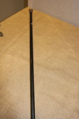 une photo montrant une paire de clubs de golf posés par terre
