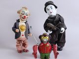 deux clowns debout l'un à côté de l'autre sur une surface blanche