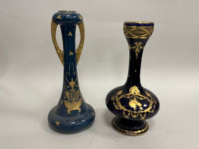 deux vases bleus ornés de motifs dorés